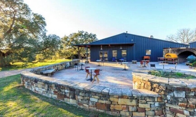 Round Top Apartment | Suite I @ Oakbones Round Top