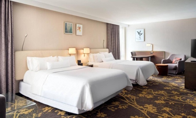 Downtown Cleveland Apartment | Suite in Downtown under a mile from Rock & Roll HoF, Browns & Gaurdians Stadiums