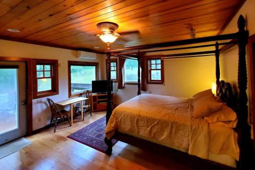 Stanardsville Apartment | Suite Maharaja
