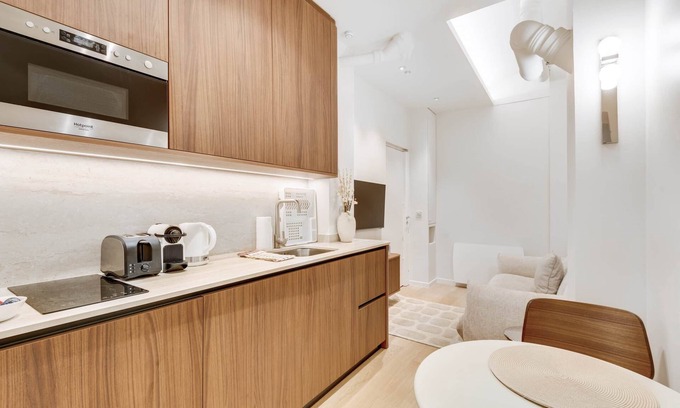 Quartier Saint-Georges Apartment | Suite Prestige à Pigalle - Le Confidentiel, 2 steps from the Moulin Rouge