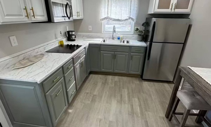 Woodbridge House | Suite privada apta para mascotas con cocina y patio.