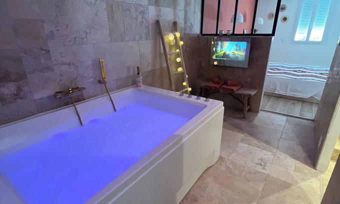 La Londe-les-Maures Apartment | Suite Romantique Bohème Chic Avec Bain à Remous