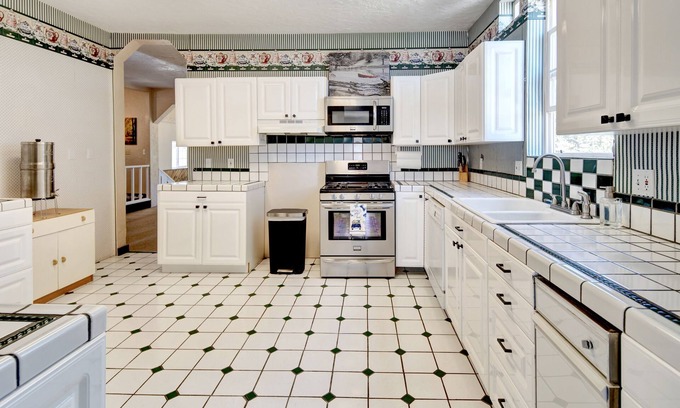 Custer Apartment | Suite102 "The Imperial Eagle"