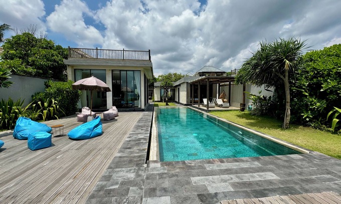 Abang Villa | Sukawati Beachfront 3 BDR Villa Private Pool Equipped Kitchen Free Wifi (Nakula)