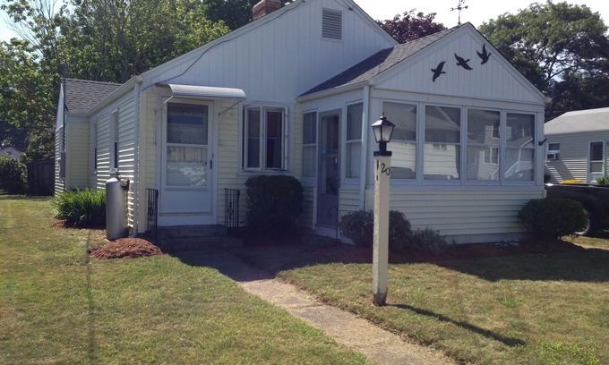 Niantic Cottage | Summer Cottage Rental at Giant's Neck Beach