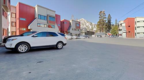 Mammoth Lakes Apartment | Summer Fun - SLOPESIDE 4BR 3BA with 3 Spas, Pool and Sauna - Perfect for Family and Friend Getaways All Year Round 1849 Condos 693 condo