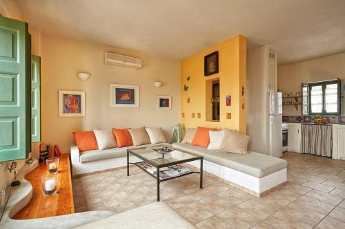 Kamari House | Summer House in Santorini