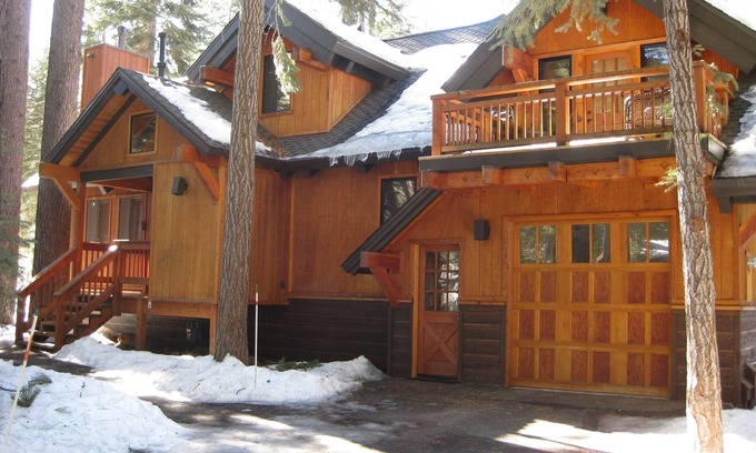 Truckee House | Summer in the Sierras- 3Br,3Ba, 1940 Sqft, Sleeps 10 by RedAwning