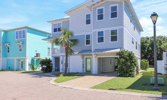 Tybee Island House | Summer Solstice – Private Elevator & Walk to Parks, Shops & Beach!