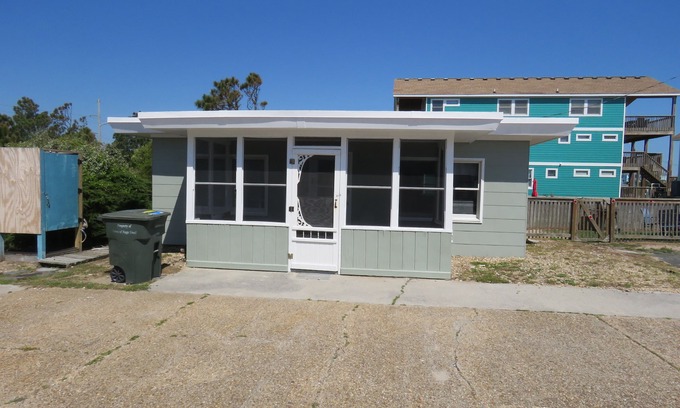 South Nags Head House | Summer Special/RIGHT ACROSS from OCEAN/Fenced yard/pet friendly