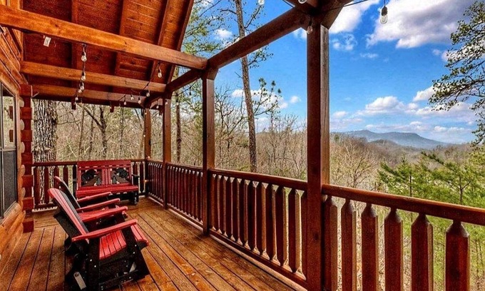 Gatlinburg - Pigeon Forge Cabin | Summer Specials - Gorgeous Mtn Views - King Beds - Hot tub - New Grill