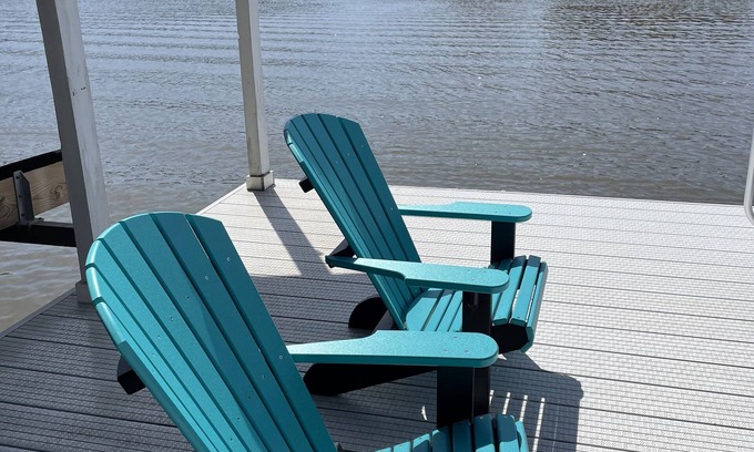Bracey House | Summers Dream! Great Views - Flat Back Yard - Float Mat -Kayaks -Steps into Lake