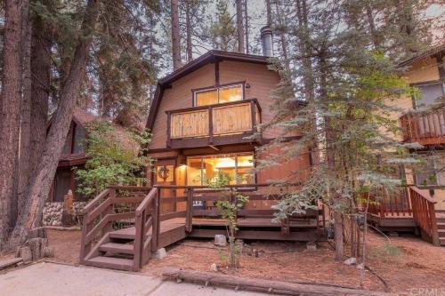 Big Bear Lake Ski Chalet | Summit Happy Cabin with HOT TUB! HIGH SPEED EV HOOKUP, CLOSE TO SLOPES