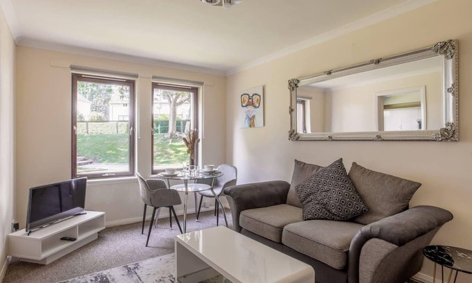 Central Aberdeen Apartment | Summit Stylish Headland Court Apartment 2 Bedroom