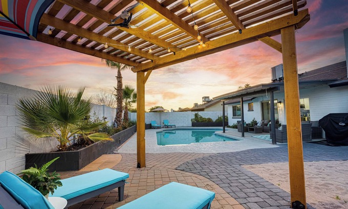 Chandler House | Sun-Kissed Delight. 3 King Bedrooms! Sparkling Pool and Hot Tub. Family Bunk Room!