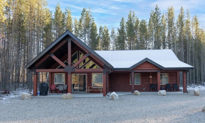 Valemount House | Sundance Cabin Rental - Pet Friendly!
