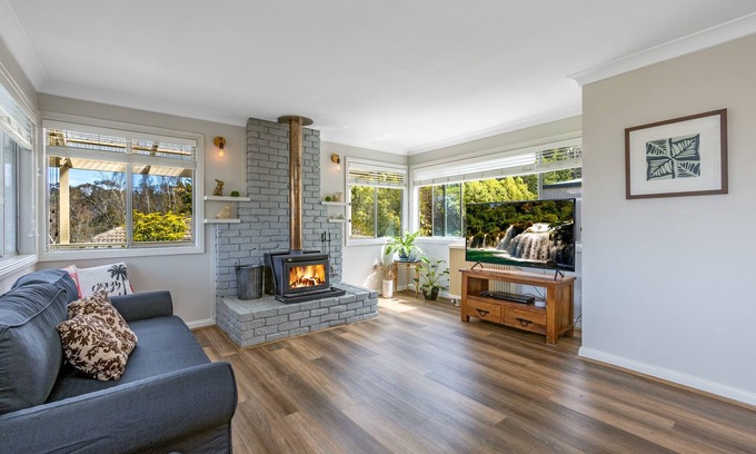 Katoomba House | Sunflower Cottage - relax with spa bath and fireplace