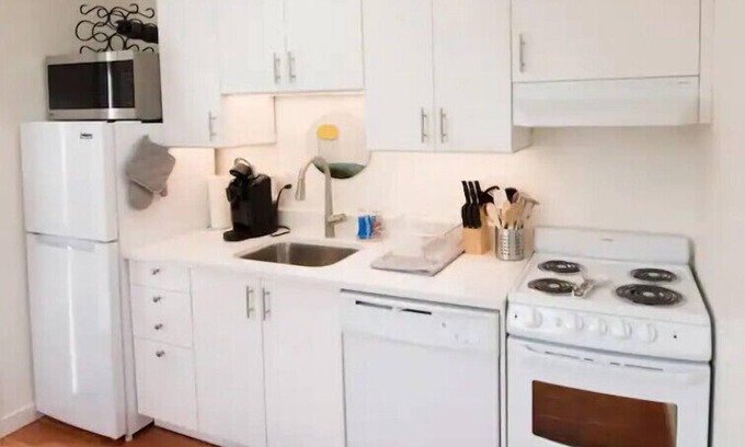Port Angeles Cottage | Sunflower Cottage in Charming Cherry Hill Neighborhood- 5 Minutes from Downtown