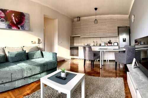 Vozdovac Apartment | Sunkissed apartment