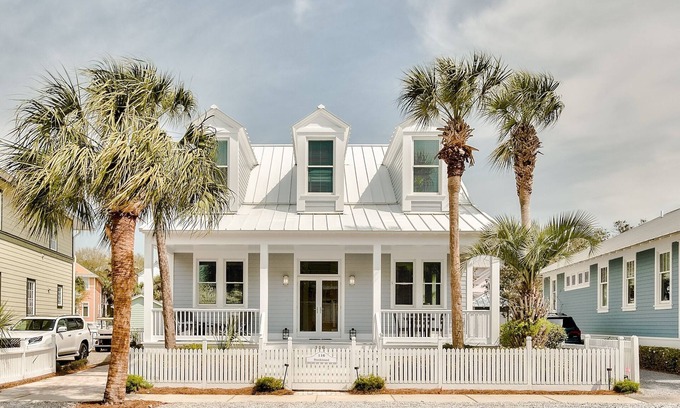 Sunnyside House | "Sunkissed" Home with Private Pool in Carillon Beach. 3 min walk to the beach!