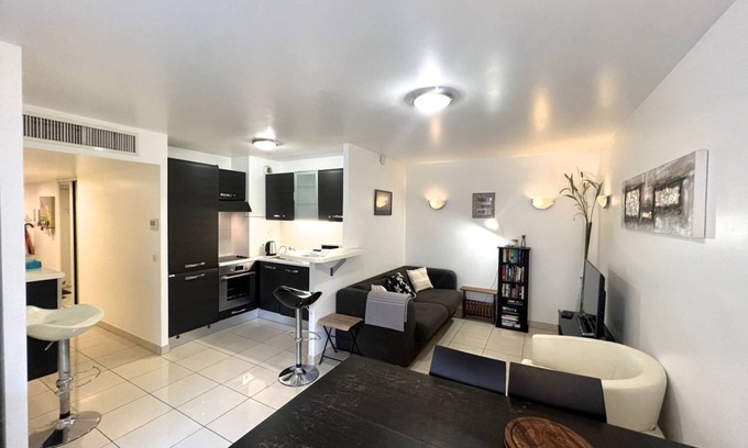 Musicians Quarter Apartment | Sunlight Properties Mirage - Nice Centre With Parking & Terrace