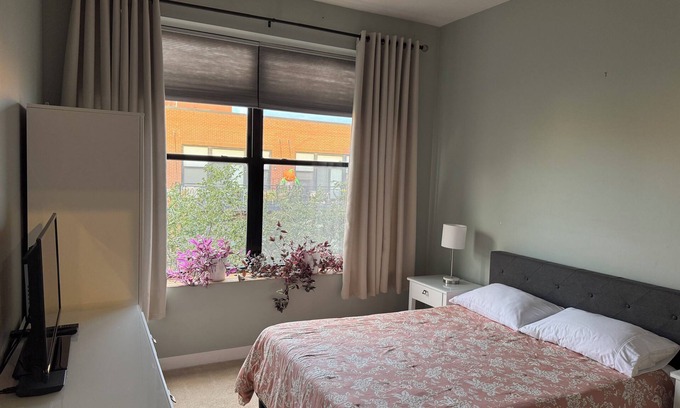 Near West Side Condo | Sunlit Room+Bath in Chicago Condo near United Center, West Loop, & Med District