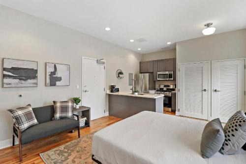 Lake View East Apartment | Sunlit Studio Apt in Chicago - Broadway 301