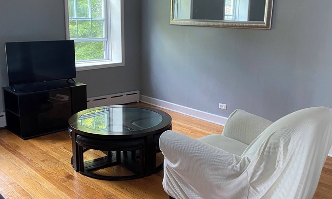 Evanston Apartment | Sunny 2-bedroom apartment with In-Unit Laundry & Balcony in Evanston