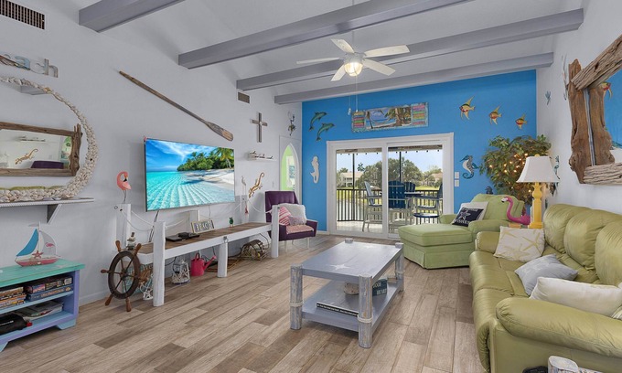 Biggar Condo | Sunny 2BR 2BA Getaway – Pond-View Condo on Golf Course, Close to Beach