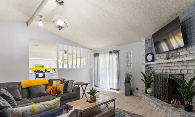 Killeen House | Sunny 3BR Grey & Yellow House
