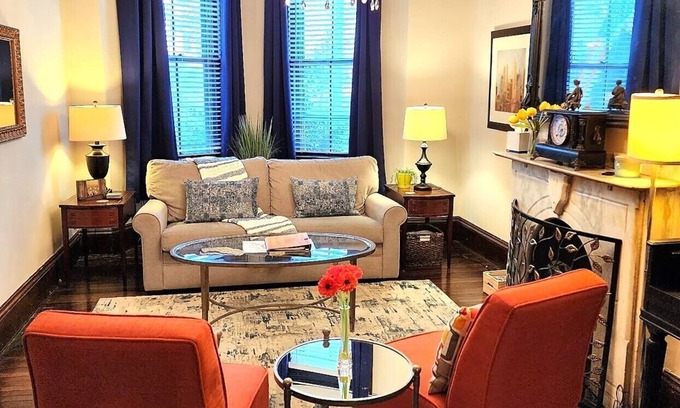 Highland Park Apartment | SUNNY! *BOOK NOW!* FABULOUS! * UbEr Cool* Minutes to Center!