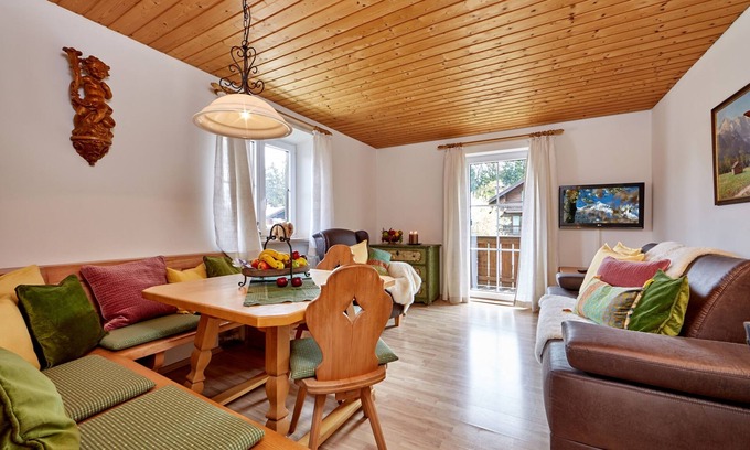 Garmisch-Partenkirchen Apartment | Sunny, bright "Holiday apartment 2" in a quiet, central location