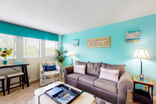 Myrtle Beach Apartment | Sunny Coastal Cottage