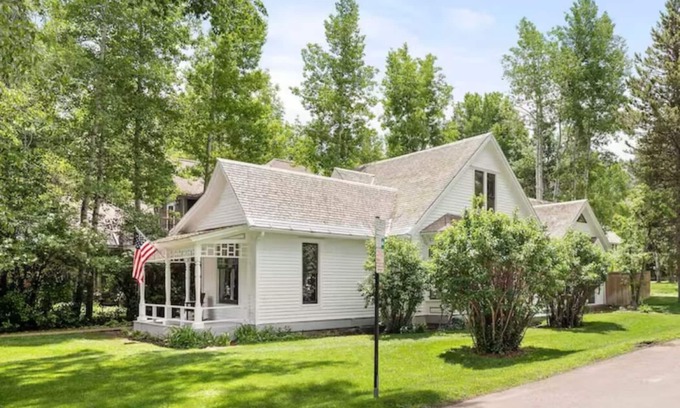 Aspen House | Sunny corner home w/spa & yard. Walk everywhere!