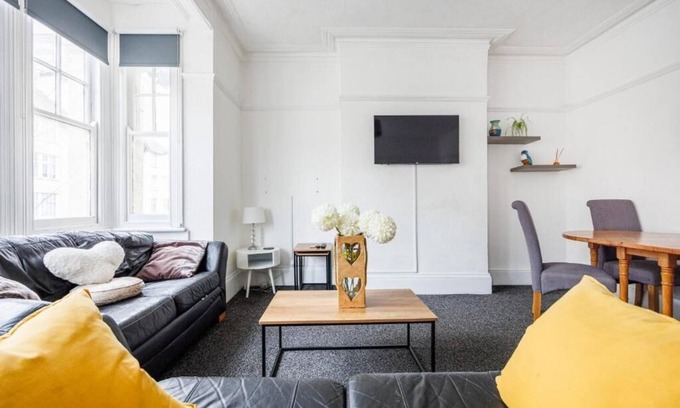 Southend-on-Sea Apartment | Sunny & Cozy 2BR Excellent Location w/WiFi & Netflix by Everhome Ltd