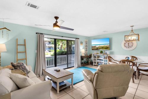 Seagrove Beach House | Sunny Daze at Beachwood Villas - Walk to Beach Outdoor Pools & More
