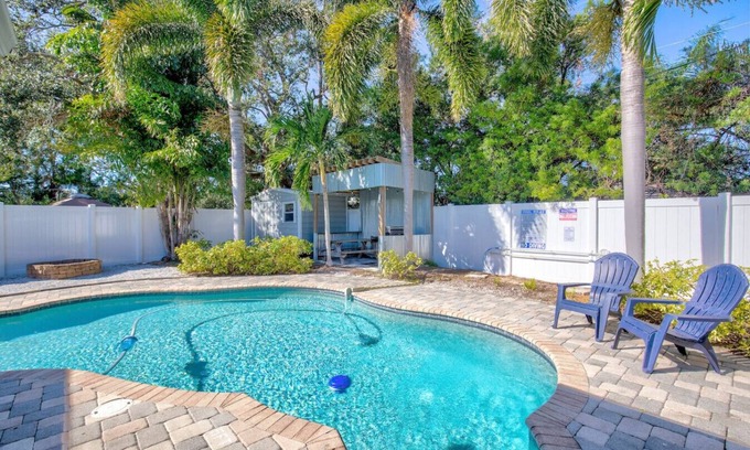 Seminole Apartment | Sunny Escape-Heated Pool