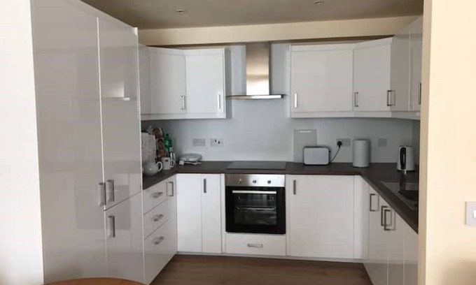 Dunfermline Apartment | Sunny flat, 20 minutes by train from Edinburgh