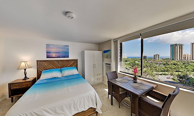 McCully - Moiliili Condo | Sunny Hawaiian Monarch Studio | Ocean View | Pool