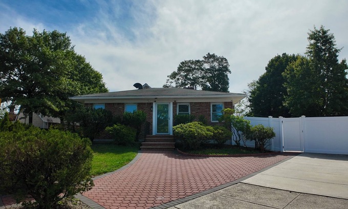 Queens House | Sunny House in Queens · Entire Home · Private Parking