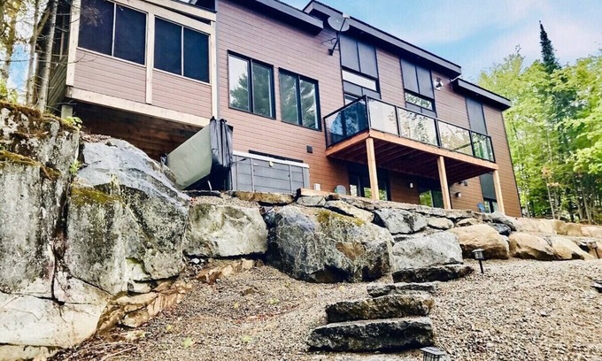 Chertsey Cottage | Sunny Lakefront Cottage | Kayaks, Hot Tub, BBQ