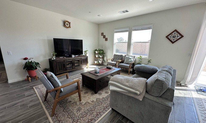 Victorville House | Sunny & Sweet Getaway