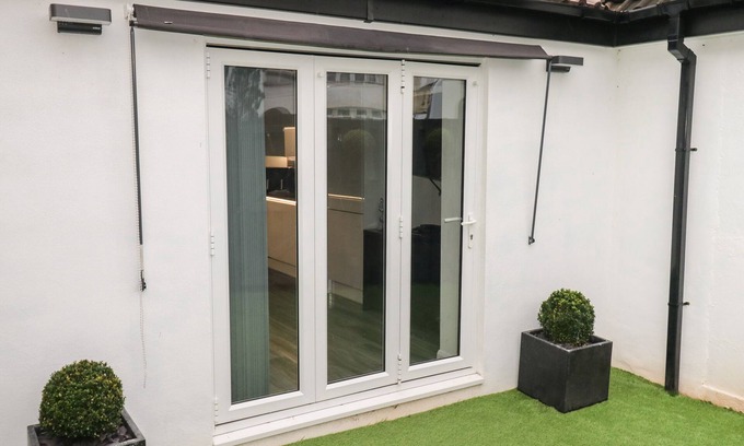 Paignton Cottage | SUNNYDENE, country holiday cottage, with hot tub in Paignton