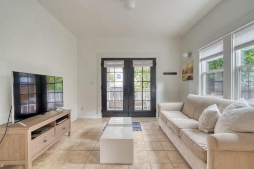 Belmont Apartment | Sunnyside 1BR - Walk to Shops & Nightlife