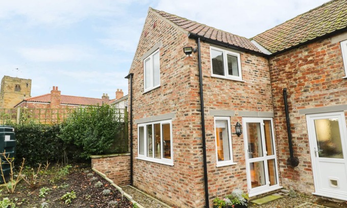 Husthwaite Cottage | SUNNYSIDE GARDEN COTTAGE, pet friendly, with a garden in Husthwaite