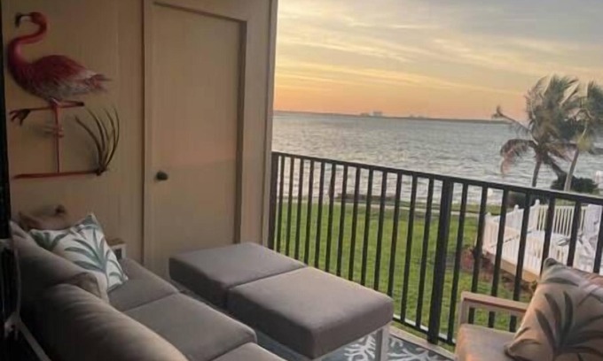 Isla del Sol Apartment | Sunrise & Beach lovers paradise remodeled sleeps 4