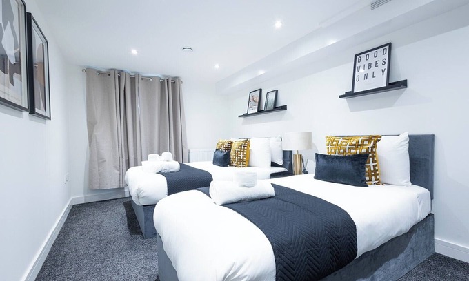 Gravesend Apartment | Sunrise Haven in Kent 2 bed Apartment Sleeps 7