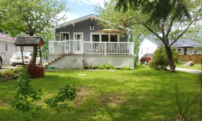 Carden Cottage | Sunrise Sunset Retreat - Affordable 3Br Waterfront Cottage w/ Pool Table