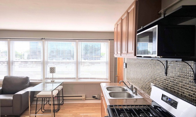 Evergreen Park Apartment | Suns & Roses Duplex
