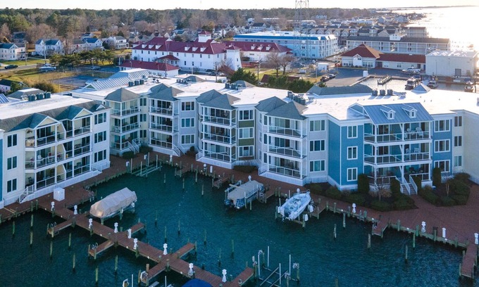 Deep Hole House | Sunset Bay Villa 118 - Waterfront, Deep-water boat slip!